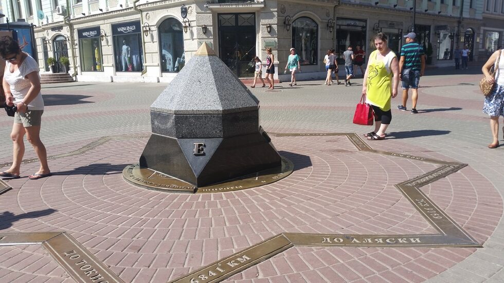 Паметникът "Компас", за да обозначи пъпа на света, поне според Казан. Указва разстоянието до Москва, Лондон, Токио, Мека и Аляска