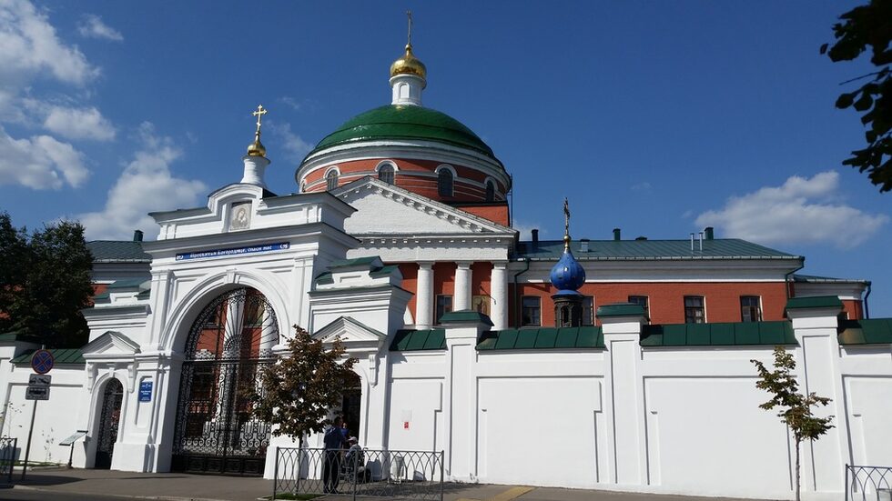 Богородичния манастир в Казан. В 1579 г. на 10-годишното момиченце Матрона се присънила Богородица, която й посочила къде е заровена иконата. Това е една от най-известните икони в Русия - Казанската Света Богородица. На мястото издигат храм, а през 1798—1808 г е построен главният събор в стил класицизъм.