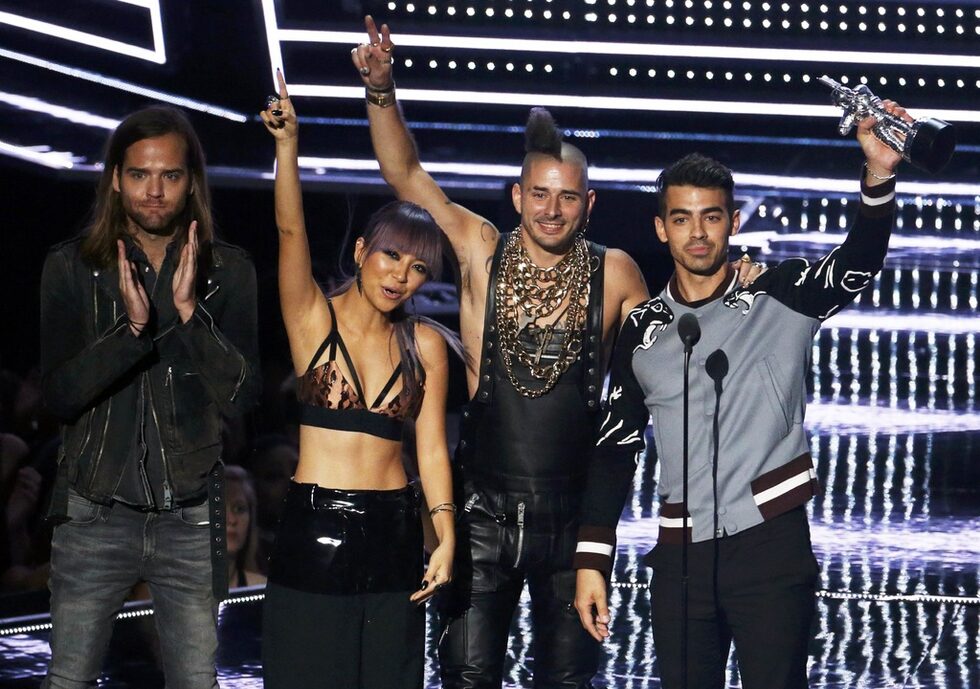 Друга формация - DNCE, взе наградата за млади изпълнители на годината.
