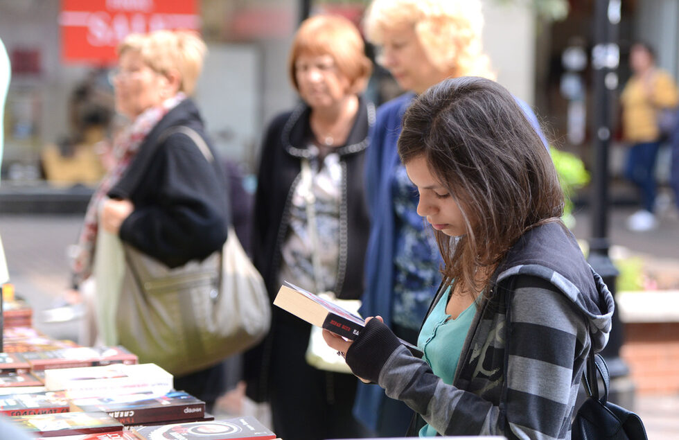 Пътуващото книжно изложение е разположено в центъра на града - под фенерите на пешеходния булевард "Витоша".