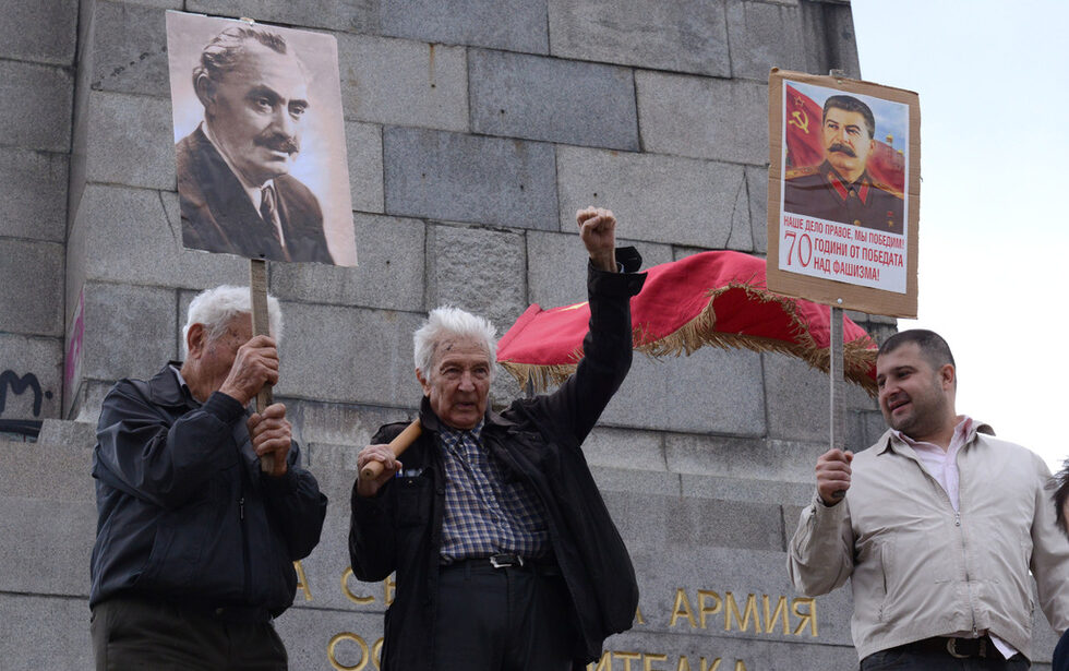 На девети септември и тази година в София датата беше отбелязана с коренно различни настроения. От БСП почетоха 72 години от освобождението на България от фашизма, докато хора, репресирани от комунистическия режим, определиха датата като срамна и бележеща началото на комунистическия преврат в страната.