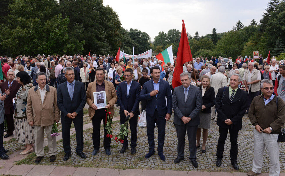 В челните редици на шествието на БСП също бяха членове на ръководството на столетницата.