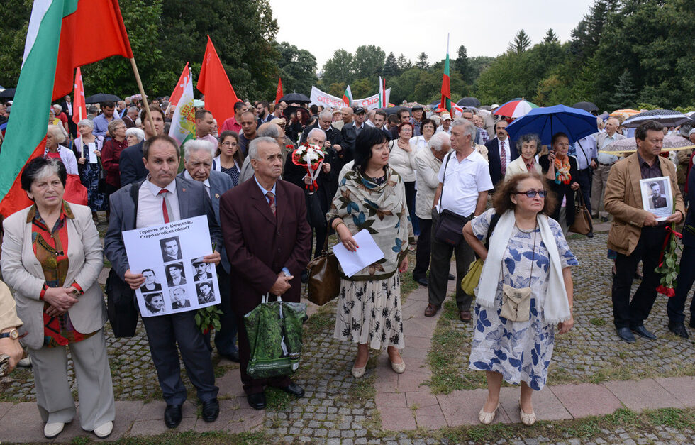 Много от присъствъщите на шествието на БСП носиха снимки на свои роднини, които са били партизани.