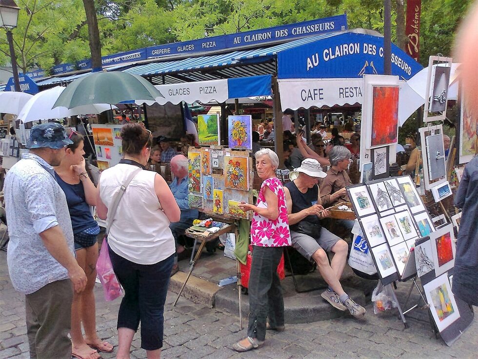 Площад Тертр, на две минутки от Сакре Кьор, място за всякакви художници, истински и занаятчии, изготвящи експресни портрети за двайсетина евро. Апропо, нахално заведение е отнело територия на творците.