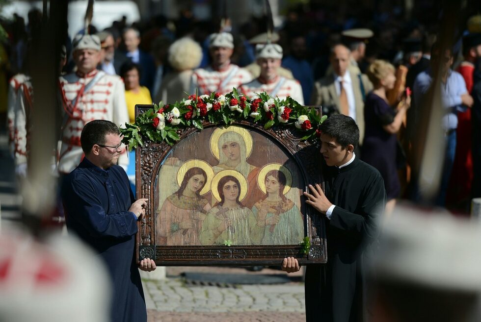 За празника в столичния храм "Света София" бяха отслужени празнични богослужения сутринта. След това се състоя тържествен водосвет пред цъквата и с официална церемония беше издигнато знамето на град София.