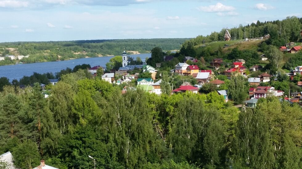 Пльос се свързва не само с отбрана и търговия по реката. Хиляди хора от параходите по Волга се любували на красотата му: брезови гори, зелените склонове на хълмовете, белите сгради по крайбрежието и златните куполи на черквите. Градът става любимо място за отдих на столичната и губернска интелигенция и работилница на открито за художници. Пльос очарова художници като Репин и Василев, тук си е отпочивал Шаляпин.