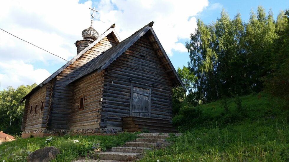 Истинска гордост за града повече от 100 години е изкусният художник на руската природа Исак Левитан. В летата на 1888-1890 г. запленен от красотата Левитан създава над 200 картини и ескизи, които украсяват колекциите на Третяковската галерия в Москва, Националния руски музей в Петербург и други музеи в страната. Сред най-известните картини са След дъжда. Пльос, Вечер. Златен Пльос, Над вечния покой, Златна есен. Слободка, Есен. Мелница. Пльос, Брезова гора.