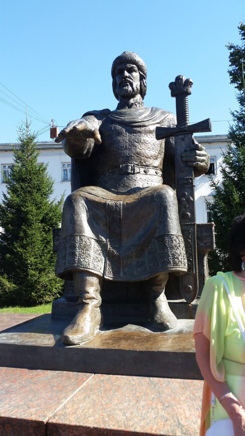 На левия бряг на река Волга е основана Кострома през 1152 г. от княз Юрий Долгорукий по време на военния му поход в земите на казанските българи. Няколко тълкувания има за произхода на името на града. Според някои изследователи произлиза от финската дума "кострум" – крепост, но други посочват връзката с езически пролетно-летен ритуал със сламена кукла "кострома", изгаряна за прогонване на злото и плодородие. Князът, син на великия киевски княз Владимир Мономах, управлява могъщото Ростово-Суздалско княжество. Прозвището Долгорукий е заради основаването на градове-крепости като Кострома, Переславъл Залески, Кидекша, Москва и мащабното каменно строителство и заради претенциите към Киевското княжество, което успява да управлява.