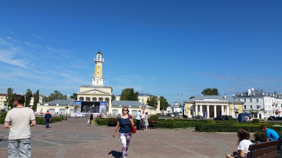 Централната част на града се е запазила почти в първоначалният си вид от времето на Екатерина II. Широк площад, от когото като лъчи излизат 7 главни градски улици, седем пътя към различни епохи и истории на Кострома. Говори се, че на въпроса какъв да е градския план за преустройство, Екатерина II само разтворила ветрилото си. Така и изглежда централната част като ветрило. Народът ласкаво нарича площада "тигана", заради огромната кръгла форма, жегата през лятото, поради липса на дървета и връзката с миналото, когато добивали сол чрез изпаряване на вода. Основна забележителност е Пожарната кула в стила на античен храм с височина 35 м.