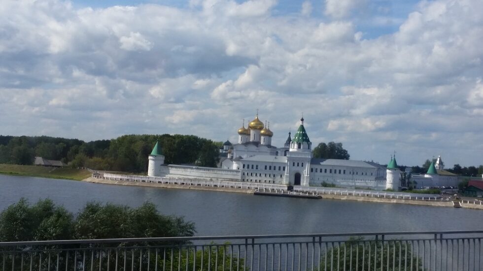 Ключов исторически паметник е Ипатиевският манастир, основан през 1330 г. на брега на река Кострома в близост до вливането й във Волга. В Смутното време е резиденция на Романови. Докато е в манастира младият 16-годишен Михаил Романов е избран за цар от Земския събор през 1613 г. Предлагали и на княз Пожарски, заради заслугите му за отблъскването на полските войски от Москва, но той отказва поради влошено здраве и множество бойни рани