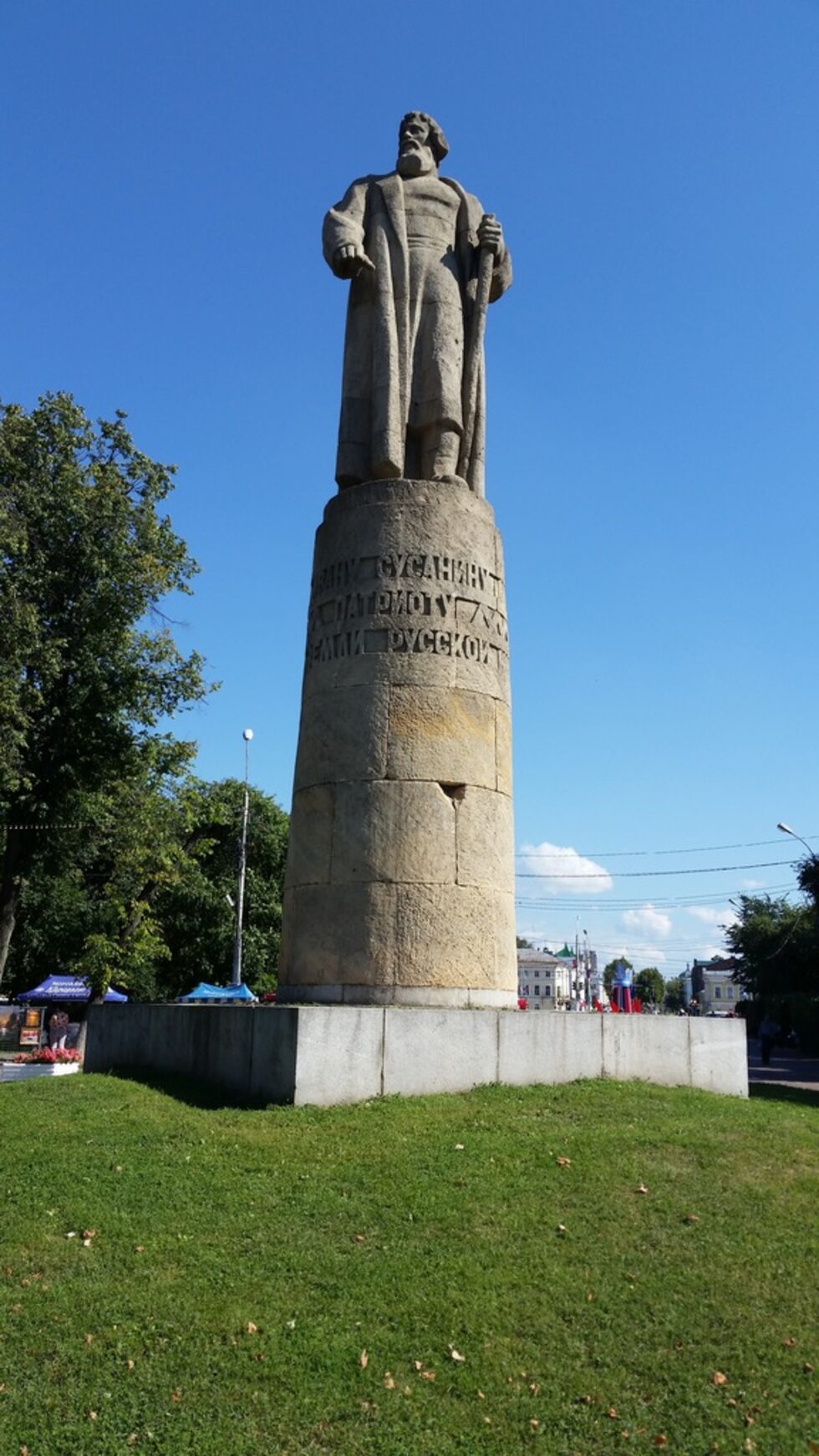 Според най- разпространената история полски отряд разбирайки за избирането на Михаил Романов за цар, тръгнал към Кострома да го плени и взели Иван Сусанин да им посочи пътя. Той обаче ги завел в блатата. Разбрали за измамата, измъчвали до смърт Сусанин, но и не излезли от блатата. Младият цар щедро се отблагодарил на семейството на героя.