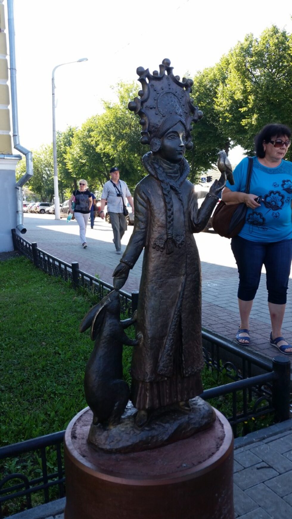Кострома твърди, че е мястото, където се е родила Снежанка ( Снегурочка). Освен за вечната спътница на Дядо Мраз разказват и за великия драматург А. Островски, който обичал да се любува на залезите и параходите по величествената Волга, която тук достига почти километър ширина. Тук е заснет и филма "Жесток романс" по пиесата на Островски "Без зестра" ( Безприданница)