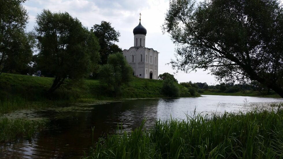 Изящната белокаменна църквата Покров на Нерли от 1165 г, издигната от княз Андрей Боголюбски в чест на сина му, убит в сражение с волжките българи. Издиганта е на брега на река Нерл близо до вливането й в река Клязма. Първата църква в Русия с името Покров. Паметник включен в списъка на ЮНЕСКО