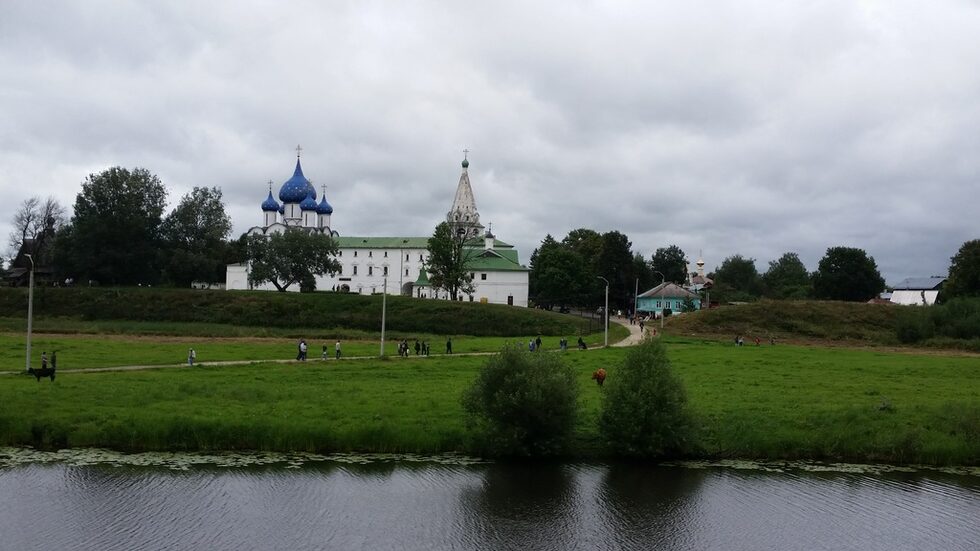 Суздал е очарователен старинен град, основан на река Каменка, приток на Нерл. Водата на реката била толкова бистра, че се виждали камъчетата по дъното, оттам и името й. На единия бряг на реката е изграден Суздалския кремъл, най-старата част от града. Счита се, че е от 10 в. Кремъл е запазил земните си валове и ровове, няколко църкви построени в 1220 в. като Рождественския събор и архиерейските палати от 17 в. През 1107 волжките българи обсаждат и завладяват града. Суздал е център е на Ростово-Суздалското княжество в началото на 12 в. при княз Юрий Долгоруков, в средата на 13 в. е столица на самостоятелно Суздалско княжество, бил е и столица на Суздалско-Нижегородското княжества в 14 в.