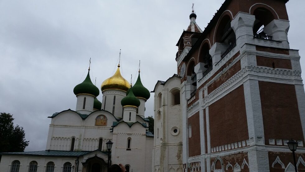 Спасо – Преображенският събор е главен храм на манастира, строен през 16 в., изписан от знаменития майстор на руската иконопис Гурия Никита. Красива е и 9-стенната църква Йоан Предтеча от 16 в. съчетана със стената с камбани (звонница) от 17 в. Има 17 камбани, от които в прекрасна мелодия звънят 16. Една от камбаните замлъкнала, заради големи студове през зимата, които достигали до – 30 С. Дълбокият, мощен и завладяващ звън, сливащ се с нежните тонове на камбани прогонва лошите мисли и въздига чистите помисли към бога.