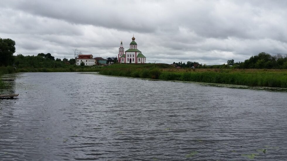 Край река Каменка се издига и църквата Пророк Илия. Произходът на името на Суздал е от старославянския глагол " съзьдати", а едно от значенията е било " слепвам от глина"