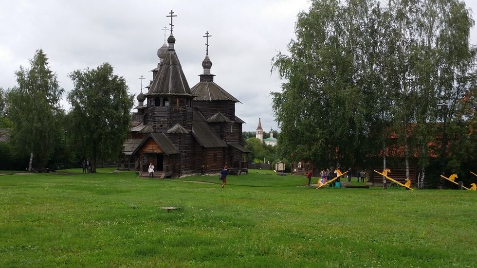 В музея има две дървени черкви лятна и зимна, Преображенска от с. Козлятево 1756 г. и Възкресенска от село в Камешников район от 1766 г.