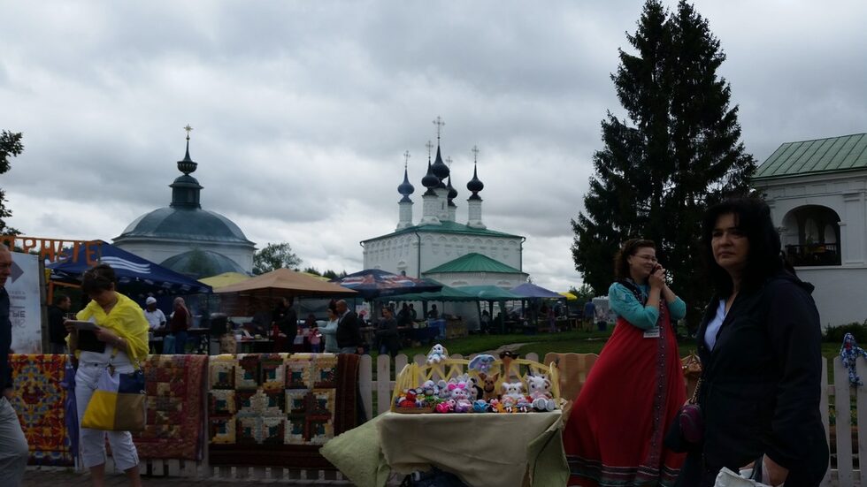 Празник на града е. Огромният централен площад е пъстър панаир и примамва с какви ли не изделия.
