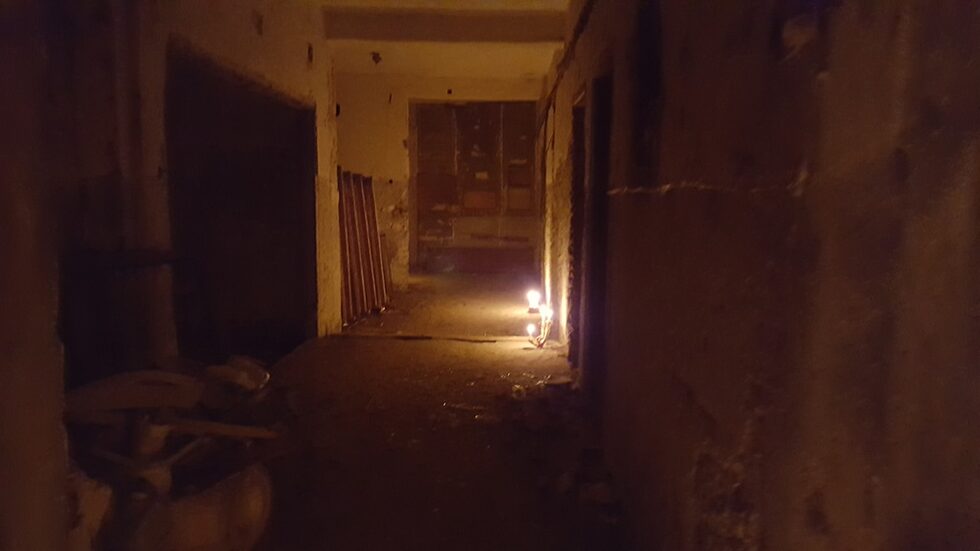 Изложбата на Димитър Мицов в ателие "Гавазов" се състоя на последния, изоставен, порутен етаж в сградата на ул. "Петко Каравелов".