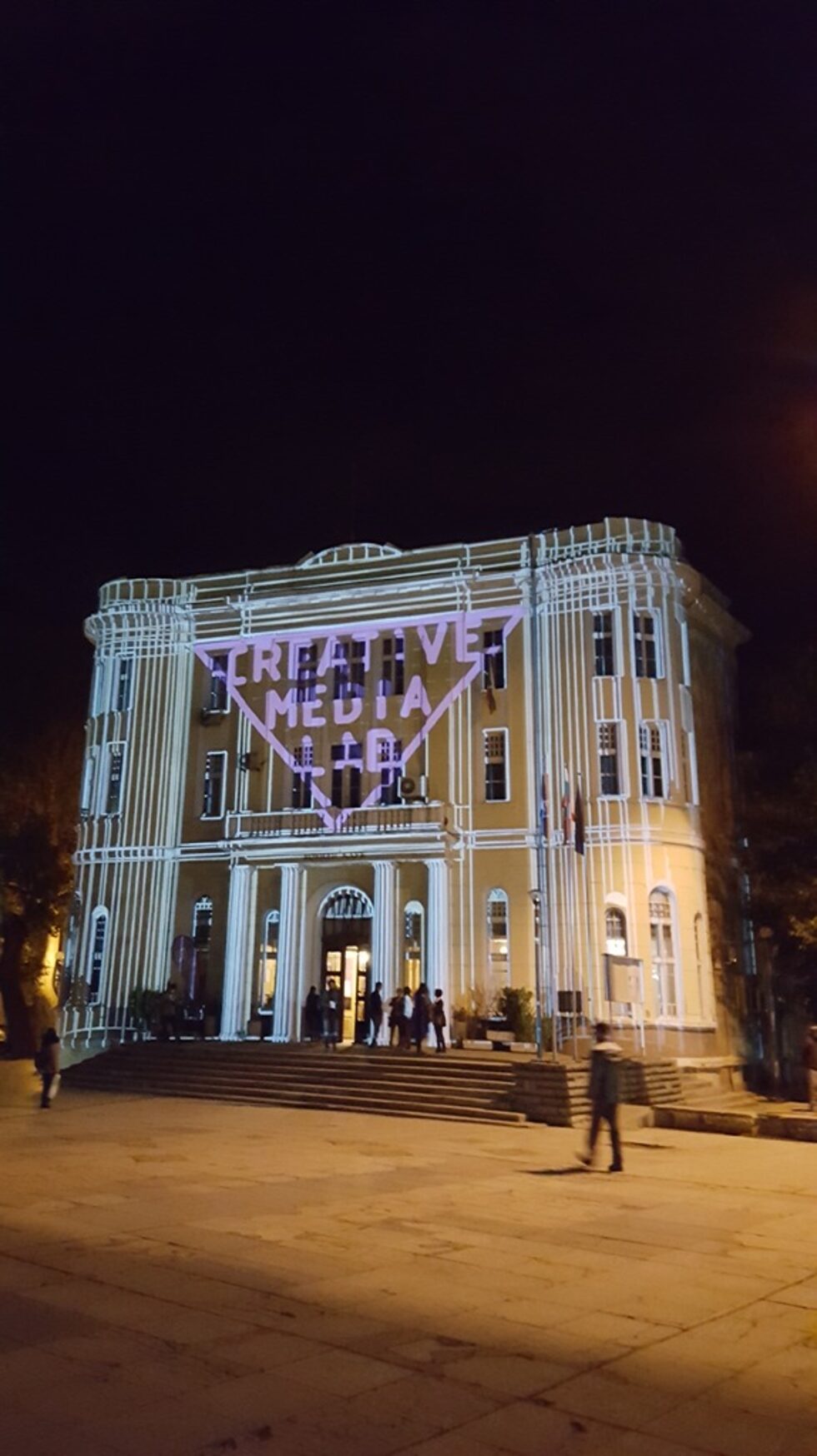 Creative Media Lab се състоя във Военния клуб. Събитието беше фокусирано върху дигиталното изкуство. На екрани в залите на клуба се показваха различни образи, които улавяха движенията на посетителите.