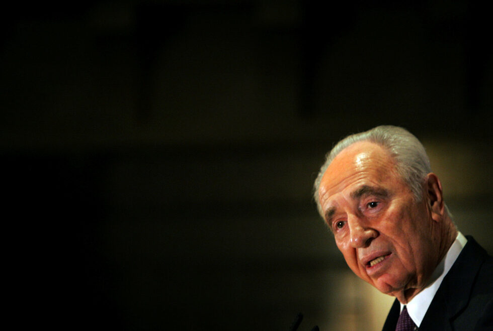 <a href="http://www.dnevnik.bg/v_pamet/2016/09/28/2833916_pochina_shimon_peres/" target="_blank">Бившият израелски президент и виден държавник Шимон Перес почина</a> на 93-годишна възраст в Тел Авив.<br /><br />С кончината на Шимон Перес от света си отиде една историческа фигура, последният оцелял от поколението на основателите на израелската държава и един от архитектите на споразуменията от Осло, положили основите на палестинската автономия през 90-те години на миналия век, което му спечели и Нобеловата награда за мир.