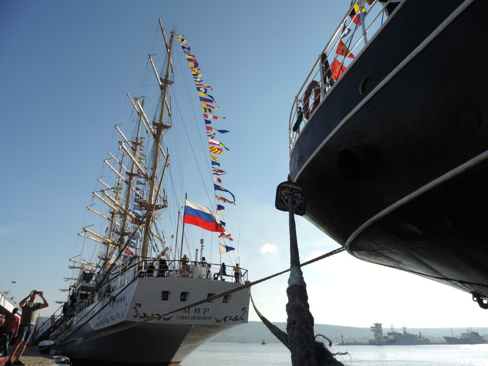 Руските кораби "Крузенщерн" (в дясно) и "Мир" са сред най-големите, участващи в регатта.