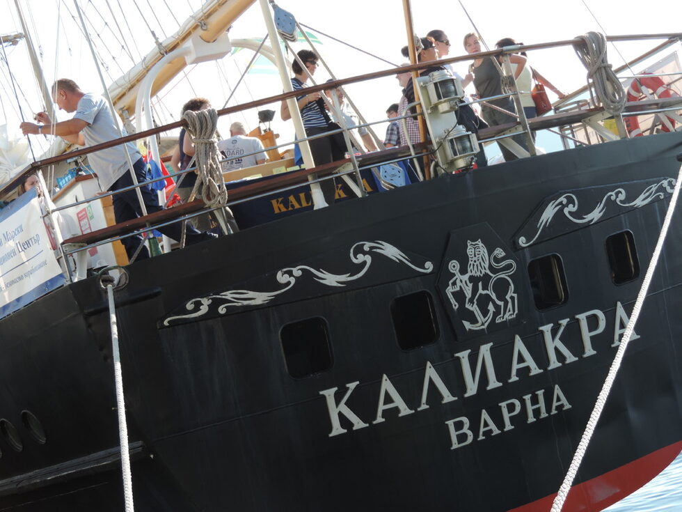Легендарният български ветроход "Калиакра". Баркентината направи тържествено влизане в порта с опънати платна и поздрави останалите екипажи на корабите със сирена.