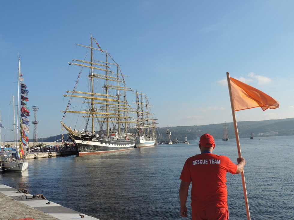 Корабите "Крузенщерн" - на преден план и "Мир" на кея на "Морска гара - Варна".