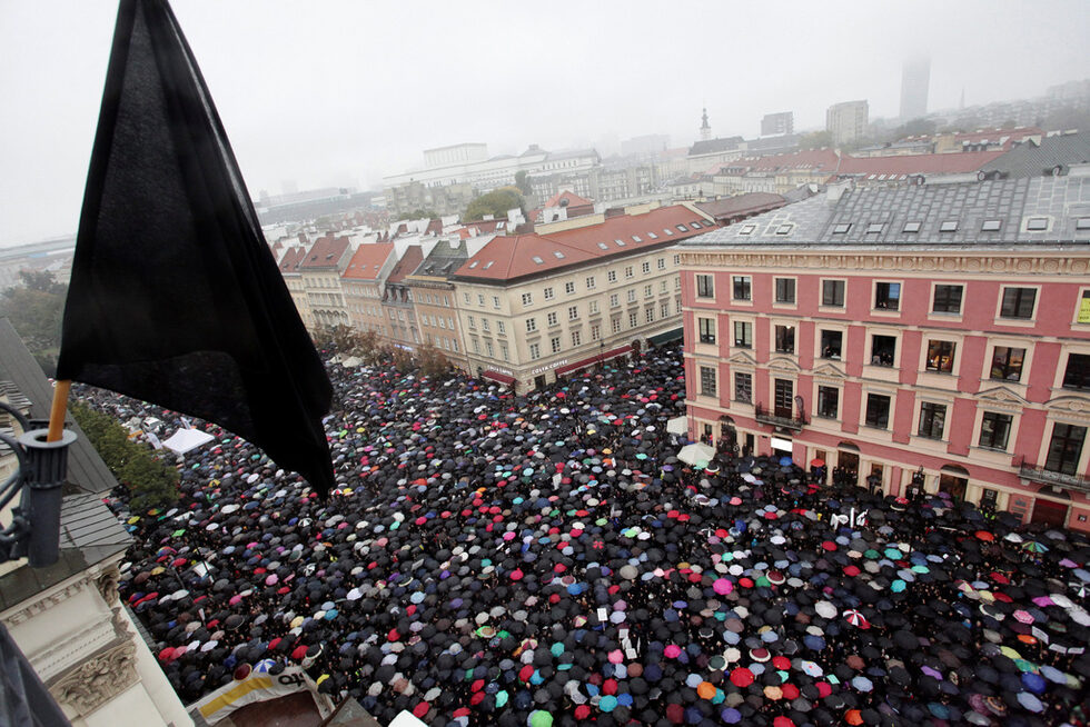 Фотогалерия: "Черен понеделник" против криминализацията на абортите в Полша