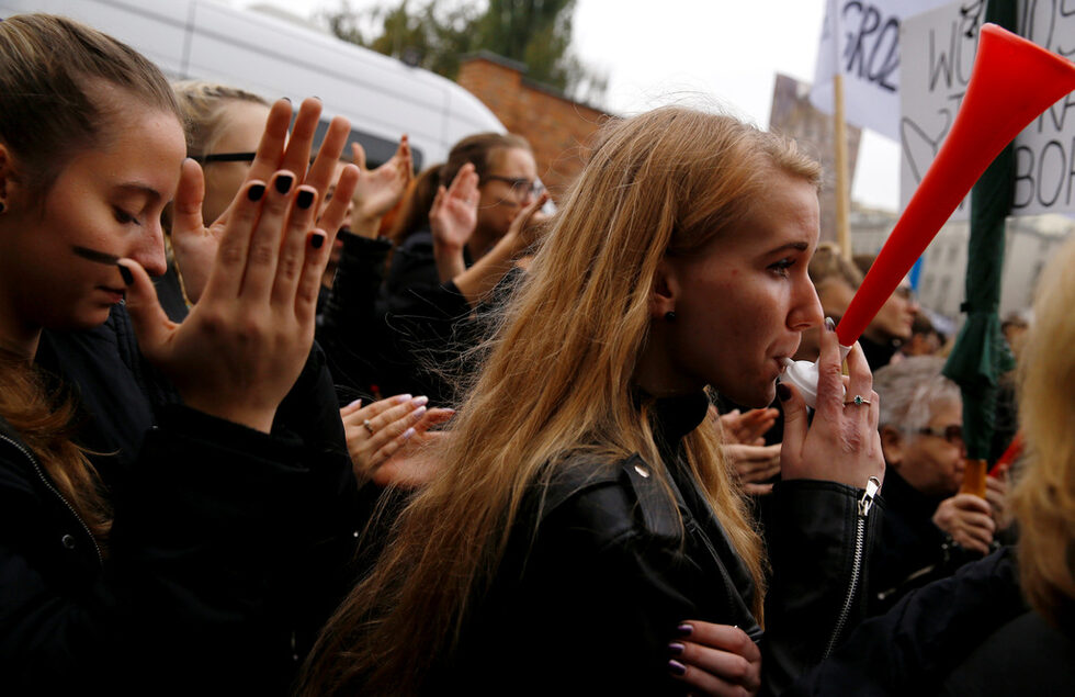 Фотогалерия: "Черен понеделник" против криминализацията на абортите в Полша