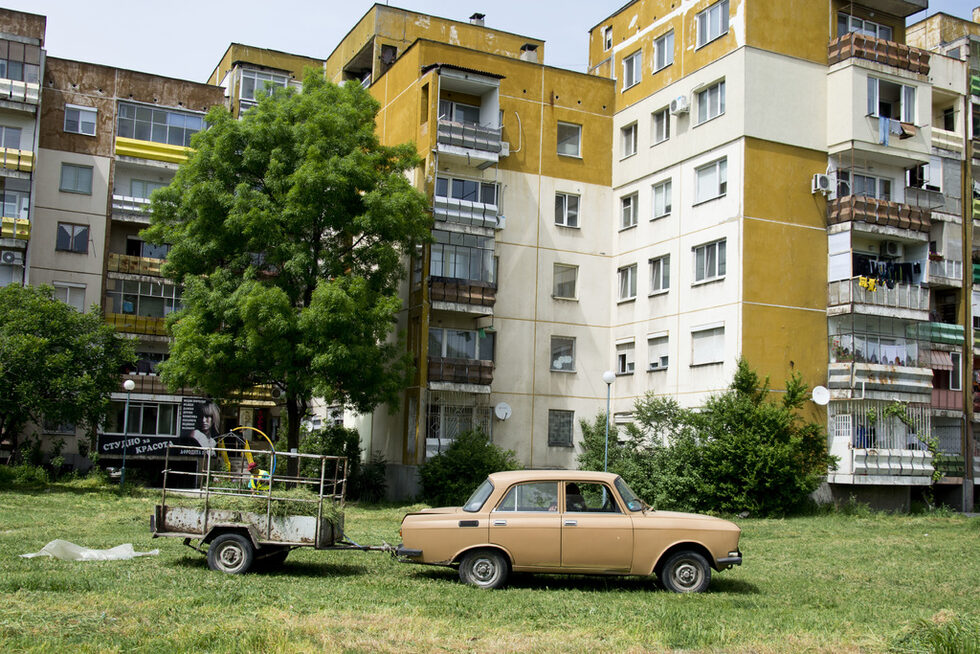 Повече от 30% от населението на България живее в панелни квартали. Известно е обаче, че повечето от тях остават незавършени - буквално спални, в които жителите се връщат вечер, след като пътуват за работа, услуги или развлечение до други части на града. В случая на "Тракия" обаче отсъствието на инфраструктура провокира въображението и усещането за общност на жителите, които оформят публичните пространства на принципа "направи си сам". Това документират и снимките от проекта на Луенбърг <a href="http://meganlueneburg.com/category/everyday-trakiya/" target="_blank">Everyday Trakiya</a>.