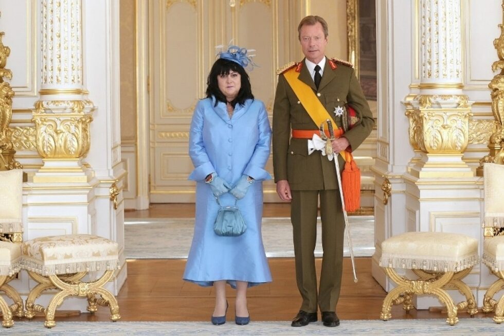 Снимка на новия български посланик в Белгия и Люксембург Мая Добрева се разпространява в социалните мрежи със скоростта на вирус. Кадърът е публикуван на страницата на Министерството на външните работи на 29 септември, ден след като Добрева връчва акредитивните си писма на Великия херцог Анри.Коментарите не са еднозначни и основно засягат тоалета на българския дипломат.
