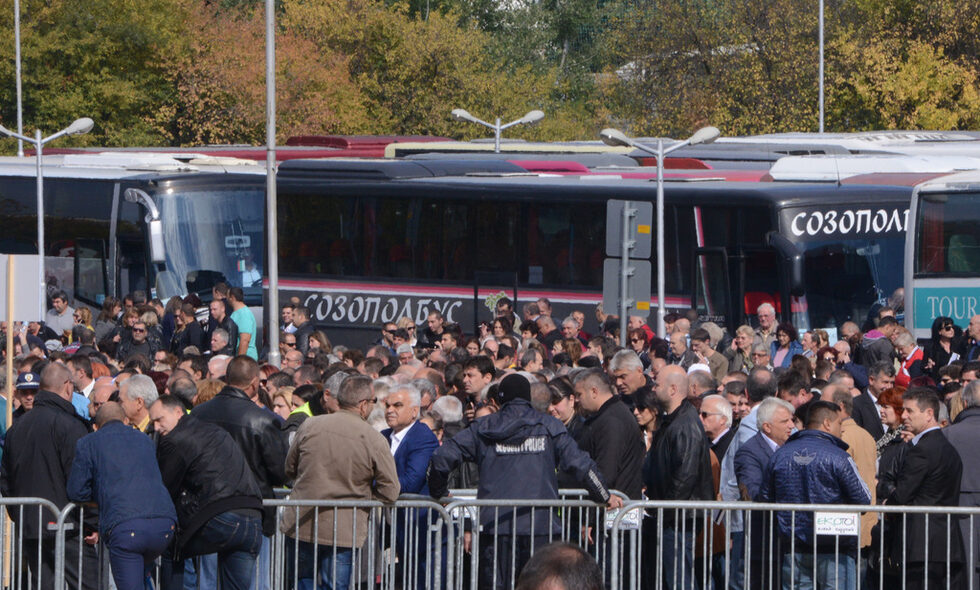 15 000 души от цялата страна бяха на откриването на кампанията на кандидат-президентите на ГЕРБ в зала "Арена Армеец". Автобусите с които бяха докарани причиниха затваряне на улици и задръстване.