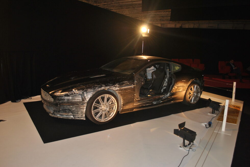 Така пък изглежда автомобилът "Астон Мартин" DBS V12 от 2008 година, след като е шофиран от Бонд в "Спектър на утехата".