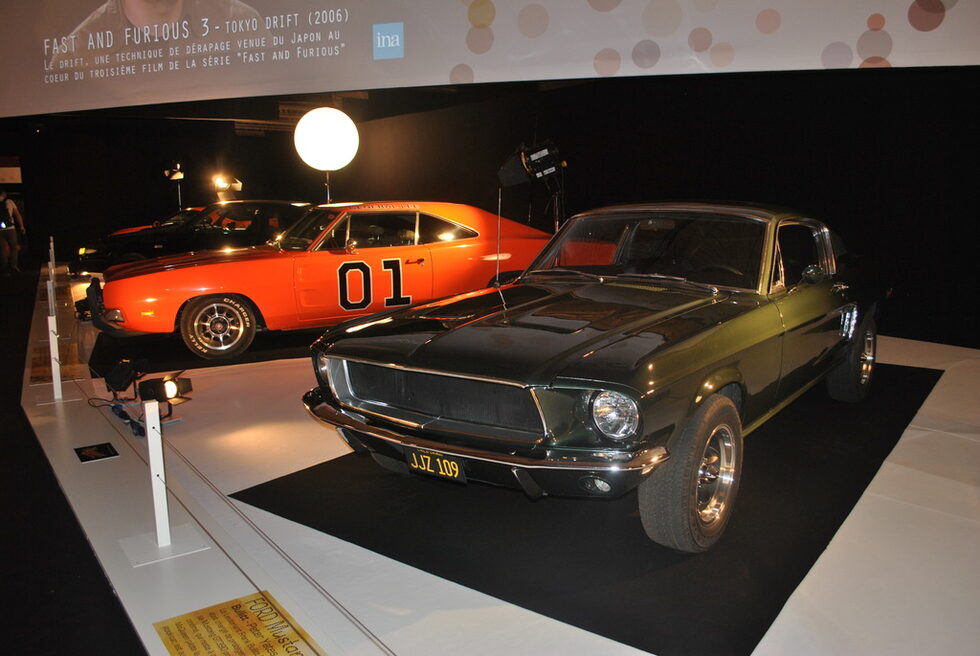 "Форд Мустанг" GT390 (1968 г.) от филма "Булит". Отзад е "Додж Чарджър генерал Ли" от сериала "Кралете на хазарта".