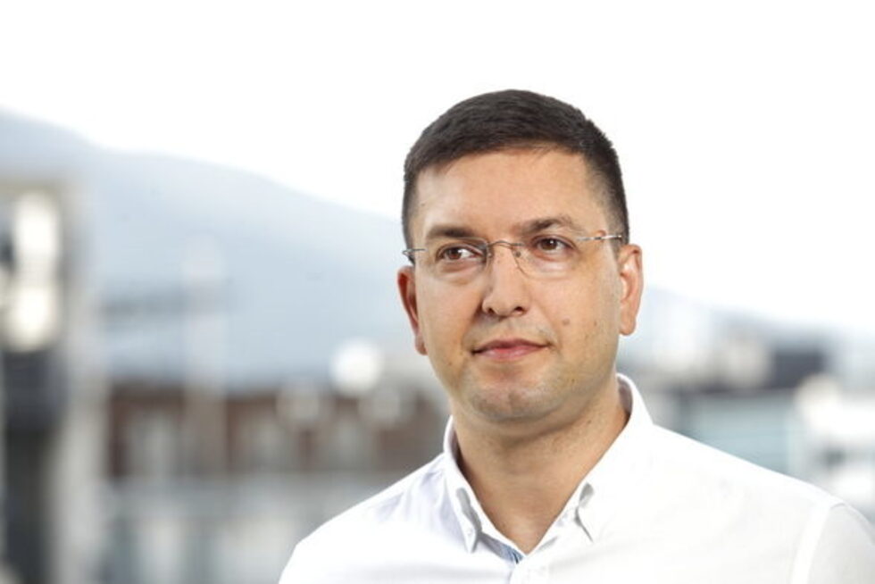 <strong>Любо Чолаков, ръководител, eCommera</strong><br /><br /><em>Лектор на <a href="http://www.economedia.bg/eventinfo.php?guid=2779198" target="_blank">Retail in Detail 2016: Connected for success</a></em><br /><br />Завършил е EMBA от Cotrugli Business School, има магистърски степени по международни икономически отношения и лингвистика.<br /><br />Преди да се присъедини към eCommera, Linked by Isobar, Любо Чолаков ръководи организации за софтуерна разработка и системна интеграция в Източна Европа за компании като SAP, S&T, Printec и Infragistics. <strong><a href="http://www.regal.bg/skrita_rubrika/2016/10/07/2840453_ljubomir_cholakov_rukovoditel_na_ecommera_linked_by/" target="_blank">Вижте повече за него</a></strong><br /><br /><em><strong>Тема: </strong><a href="http://www.regal.bg/skrita_rubrika/2016/10/07/2840463_sledvashtata_vulna_inovacii_v_turgoviiata/" target="_blank">Следващата вълна иновации в търговията</a></em><br /><br /><strong>-------------<br /><br /><a href="http://www.economedia.bg/eventinfo.php?guid=2779198" target="_blank">Retail in Detail</a></strong> е най-значимото събитие в ритейл сектора. Над <strong>300 участника</strong> и <strong>25 лектора</strong> ще обсъждат и създават бъдещето на<strong> 25 октомври</strong> в Sofia Event center. <strong><a href="http://www.economedia.bg/eventinfo.php?guid=2779198" target="_blank">Вижте още</a></strong>