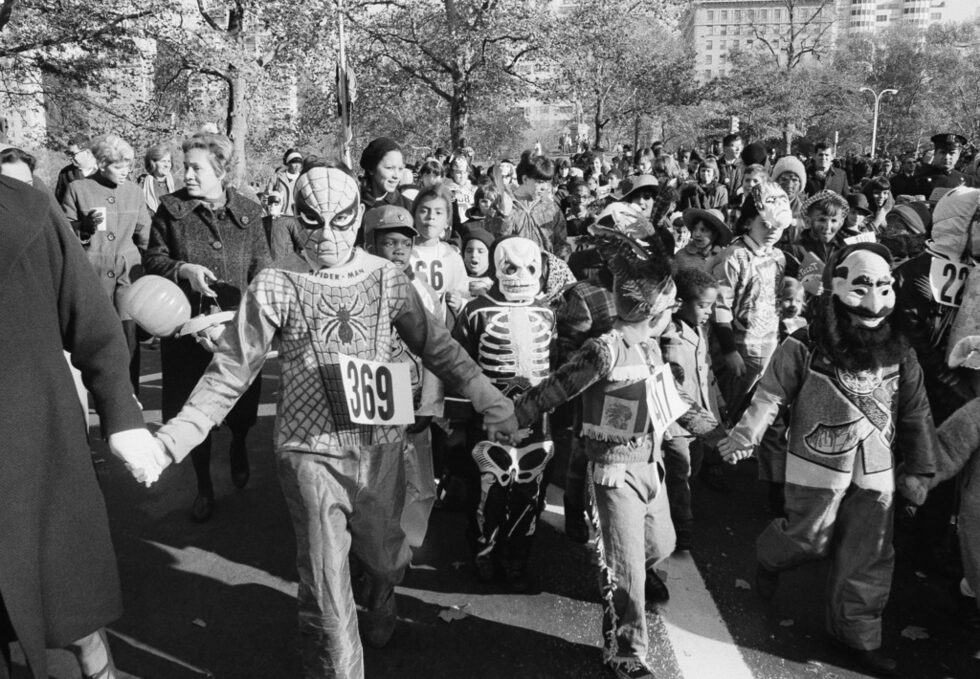 През 1966 г. над 20 хиляди деца излизат навън за Хелоуин парти в Сентръл парк в Ню Йорк.