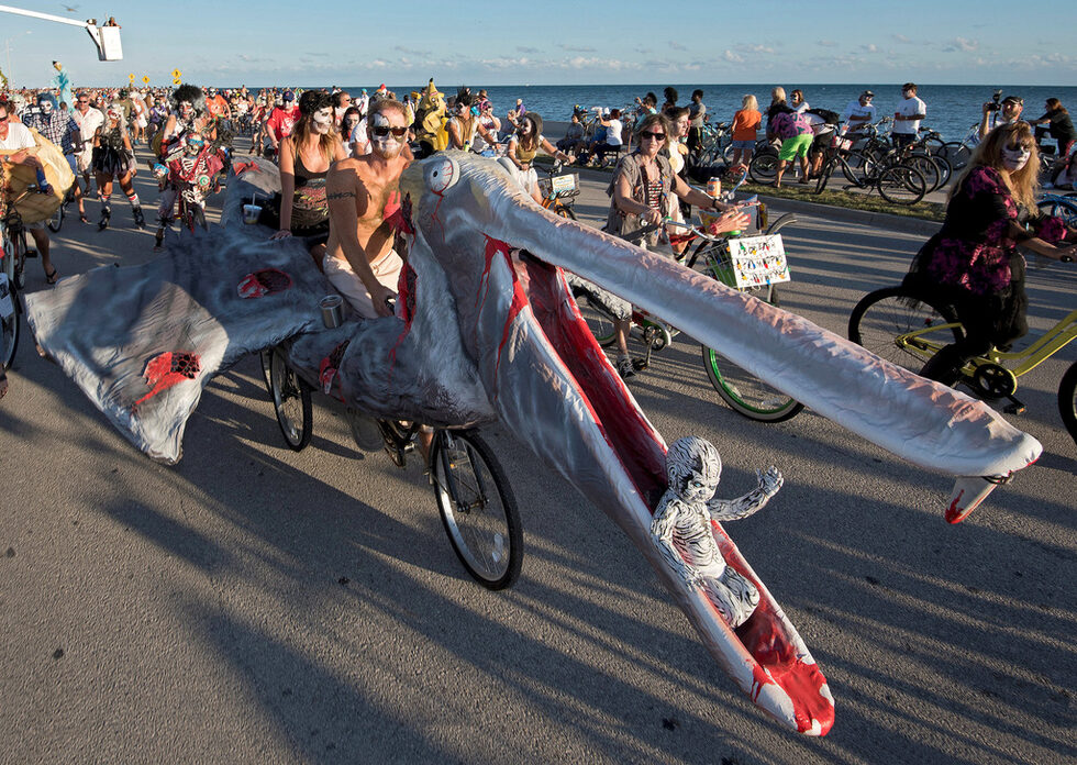 Участници в традиционния Zombie Bike Ride в Кий Уест, Флорида.