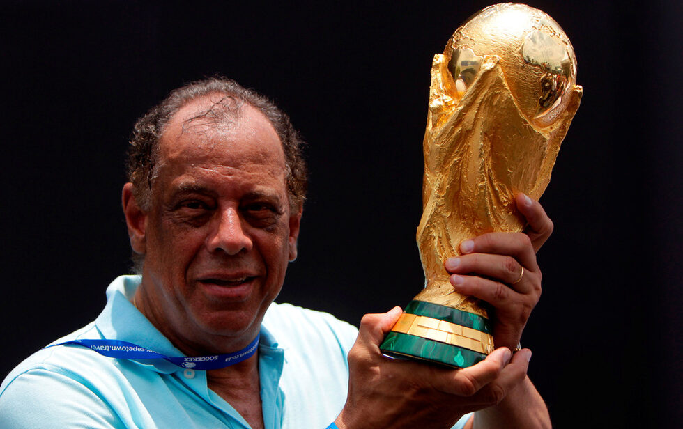 <a href="http://www.dnevnik.bg/v_pamet/2016/10/25/2850791_pochina_legendata_na_brazilskiia_futbol_karlos_alberto/" target="_blank">Легендата на бразилския футбол Карлос Алберто почина на 72 години в Рио де Жанейро след сърдечен удар.</a><br /><br />Той беше капитан на отбора, спечелил световната титла през 1970 г. Във финала на турнира Карлос Алберто вкара и паметен гол след отлична атака на "селесао". Бившият десен защитник има 53 мача за Бразилия. <br />