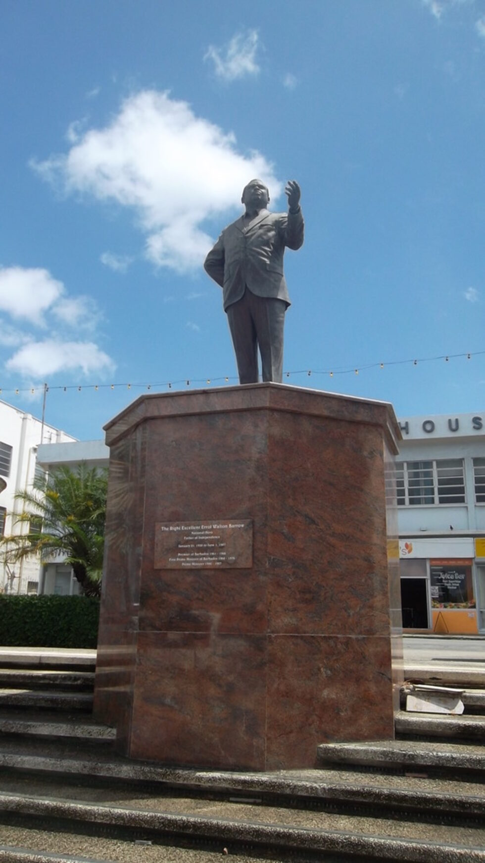 Паметник на първия премиер на държавата.