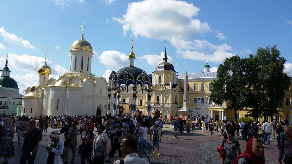 Троицкият събор (с позлатените куполи) е най-старата сграда в лаврата. Първата изградена от Св. Сергий е дървена, а през 1422 г. започва изграждането на първото каменно съоръжение от сръбски монаси от Косово, намерили убежище тук след битката на Косово поле. Съборът е изписан от Андрей Рубльов и Данил Чьорни през 1392 г. За иконостаса Андрей Рубльов създава прочутата икона "Троица" ( съхранява се в Третяковската галерия в Москва). В храма се пазят мощите на Св. Сергий в красив сребърен ковчег с орнаменти, поръчан от Иван Грозни на най-добрите майстори на Оръжейната палата, но предоставен след смъртта му. Храмът е действащ, красиво изписан, с много сребърни и златни обкови, дарени от руските царе и императрици, с въздействащо богослужение и черковен хор, но не е разрешено да се снима.