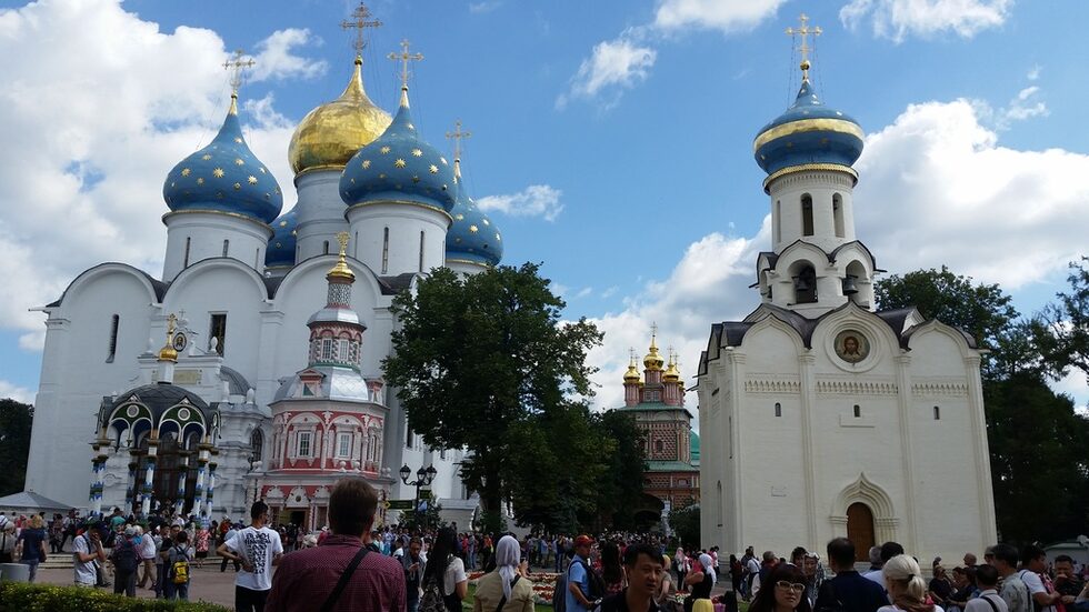 През 1559 г. започва изграждането на нов голям събор – Успенския по заръка и с дарение на Иван Грозни. Куполите са сини – цветът на Богородица, а златните звезди напомнят раждането на Христос. Еднокуполната черква в дясно е посветена на Светия дух, строена 1476–1477 г. Успенският параклис в розово, изграден в края на XVII в., е за източника на свещена вода. В близост до Успенския събор са погребани членовете на семейството на цар Борис Годунов. Трагична е съдбата на царската дъщеря Ксения Годунова. Била красива, умна, образована, но без късмет. Баща й води преговори за брак с 6 западни князе, но все нещо се случвало или князът не приемал православието, или бил разгулен, или умирал внезапно, вероятно отровен, или не могъл да пристигне. След смъртта на Борис Годунов пред очите на царевна Ксения са убити майка й и брат й, известно време е била наложница на узурпатора на престола, а после насила е подстригана за монахиня. Поискала да я погребат до семейството й.