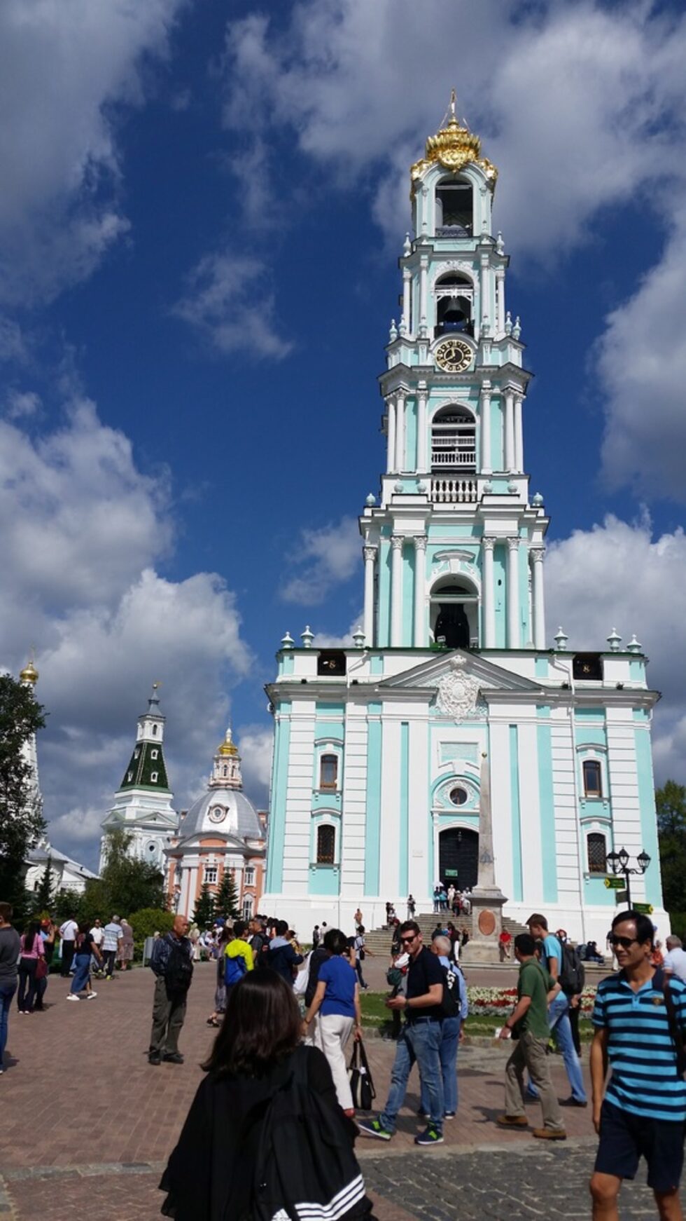 5-етажната камбанария (колокольня) от 1741—1770 г се смята за един от най-добрите паметници на руската архитектура от 18 в. За времето си е една от най-високите в Русия със своите 87,33 м. В началото на 20 в. има 42 камбани, а цар-камбаната е най-голямата в Русия по време на поставянето й на втория етаж на камбанарията. През 1929-1930 г. много от камбаните са свалени и унищожени от болшевиките, а през 2002-2004 г. са възстановени, включително цар-камбана с тежина 72 т.