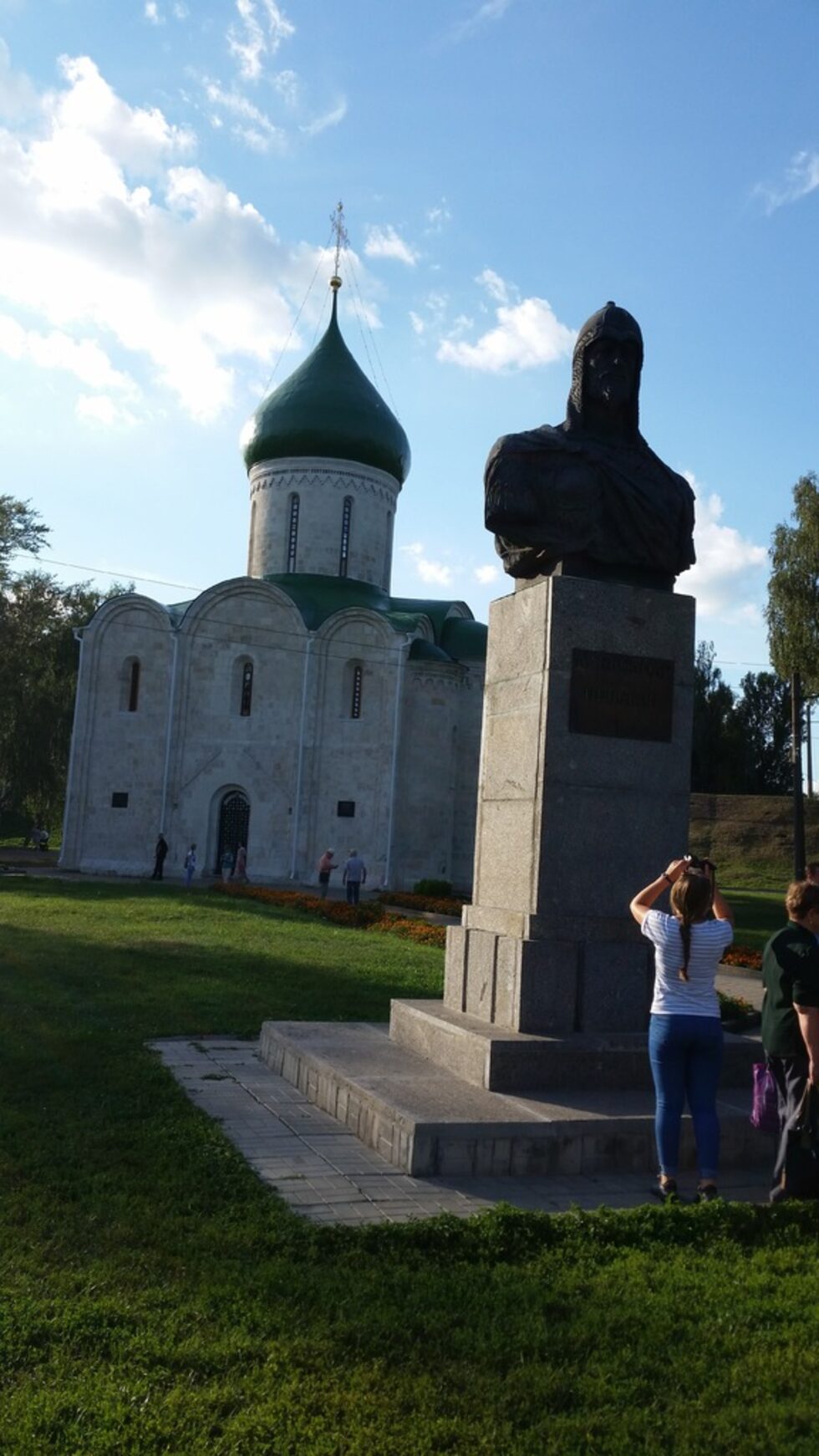 През 1152 г. в гъстите гори край величественото Плещеево езеро княз Юрий Долгорукий полага началото на Переславъл Залески. Градът 6 пъти е разграбван от татарите. Тук се ражда и управлява светия княз Александър Невски. Спасо-Преображенският събор от XII в. е един от най-уникалните и най-древни руски паметници, дело на владимиро-суздалската архитектурна школа. Изграден е от бял камък, паметник е на ЮНЕСКО. В него е бил кръстен княза. Куполите някога са били черни, а сега са зелени. Белият камък е бил до 10 пъти по-скъп от тухлите и можело да се гради с него само през лятото.