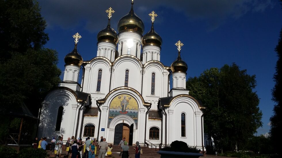 Свято -Николския женски манастир смятан за един от най-красивите в Залесие. Основан през 14 в., наричан от переславци " Чудо в блатата". Многократно разрушаван и въздиган отново. Николай чудотворец се счита за покровител на Русия. Във владенията на манастира влиза с. Годеново, известно с историята на Животворящия кръст Господен, една от светините на Русия. Кръстът засветил с неземна светлина сред Сахотското блато през 1423 г. и бил забелязан от пастири. Оцелял в огъня, който изгаря старата църква, остава непокътнат, когато след 1917 г. богоборци се опитват да го нарежат с триони и разсекат с брадви. Говори се, че почти 6 века Светият кръст дава изцеление от различни заболявания и твори чудеса.