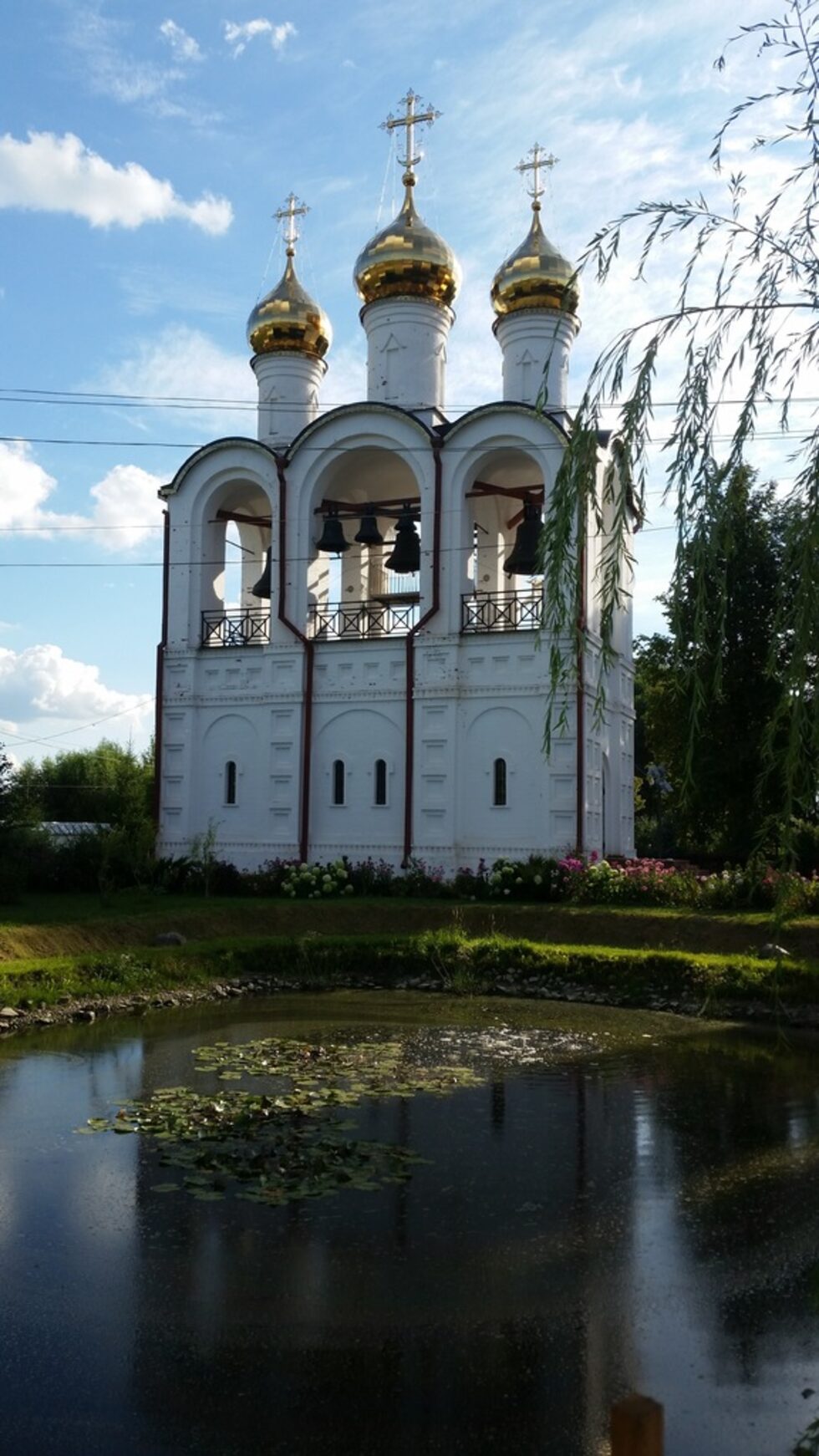 Камбанарията (звонница) на манастира, изящна в лъчите на залеза. Звънарката е умела и извлича прекрасна мелодия от камбаните с различна големина