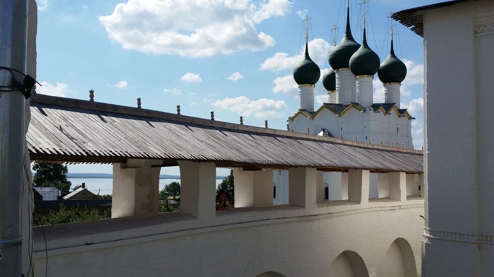 На северния бряг на езерото Неро се издига красивия кремъл на древния град Ростов Велики. Заобиколен от високи стени с красиви кули, с проходи между тях, украсен с многокуполни храмове, архиерейският двор, които сега се нарича Ростовски Кремъл, е построен през 1660 г. Има традиция макар и не задължителна за цвета на храмовете и куполите: белият – Възнесение или Преображение Господне, златният е за Бог и за главните храмове, син е цветът на Богородица, зеления и сребърния за светците, може да символизира и светата троица, червения – за мъчениците, черният цвят се смята за цвета на монашеството.