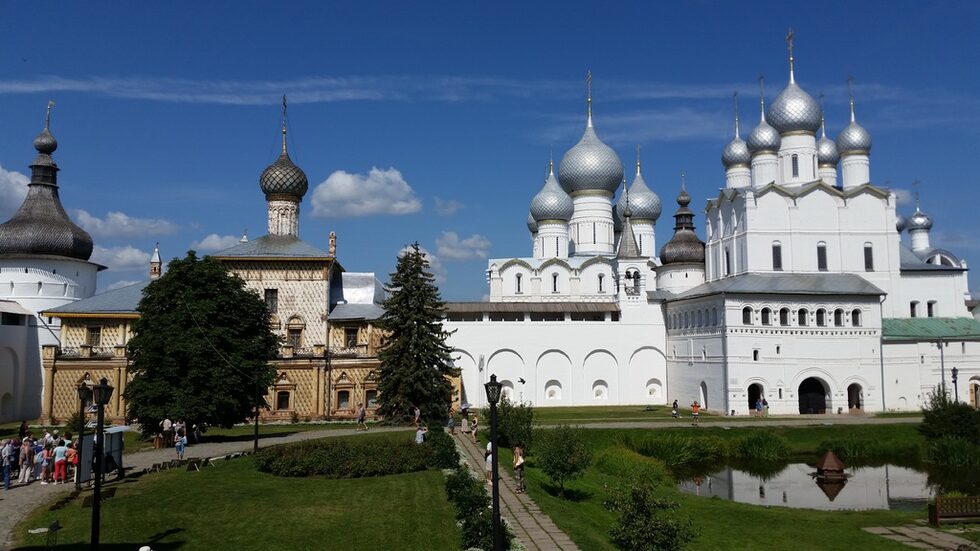 Първата построена сграда на Ростовския кремъл е църквата на Възкресението над северната порта. Не е просто църква, а сложен архитектурен комплекс, състоящ се от 5-куполен храм (сребристите куполи най-вдясно), вход с три порти, галерии и две кули над портите. До нея е Успенският събор. Първоначално е дървена дъбова черква, създадена през 991 г. от княз Владимир Мъдри. Сегашната сграда е 5–та по ред, построена през 16 в. Изящна и красива е, но вътре предстои сериозна реставрация. Камбанарията на кремъл е легендарна. Почти всяка камбана си има име и звучат в няколко мелодии. Звученето е величествено. В този кремъл е заснет филма "Иван Василиевич сменя професията си"