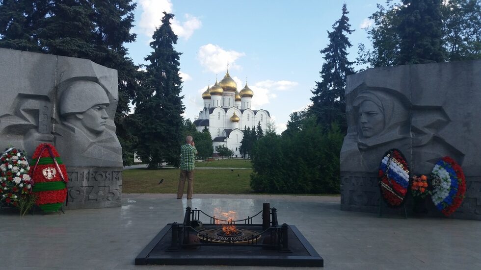 Ярославъл също е един от древните руски градове. Основан е през 11 в. и достига разцвет през 17 в. Герб на града е изправена на задните си крака мечка. В града винаги е имало жива мецана. Сегашната била на преклонна възраст и живяла от туристите – заделяли й по един от всяка група.