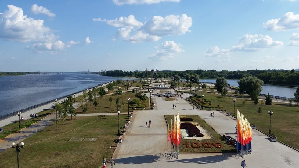 Прекрасната гледка към Волга и вливащата се в нея река Которосъл. Шеговитото обяснение на произхода на названието на Которосъл е, че когато попитали недочуващ старец как е името на реката, той уточнил коя река "которой слева", така и останало Которосль.